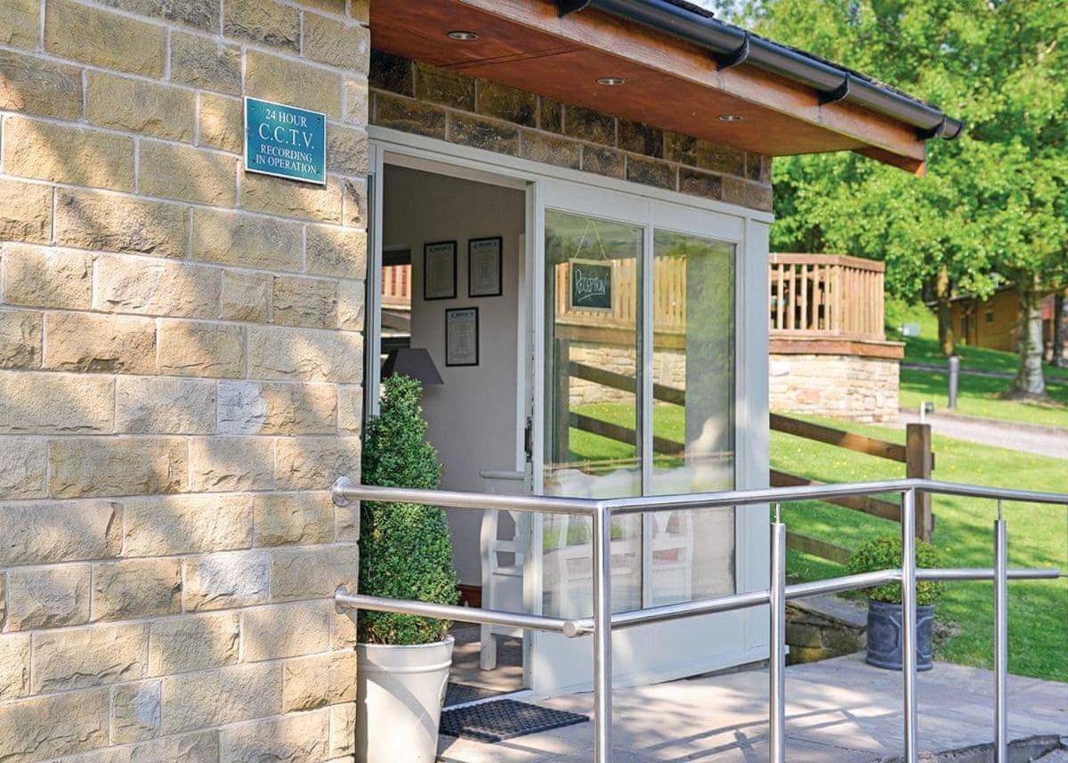 Charlesworth Lodges Glossop Exterior photo